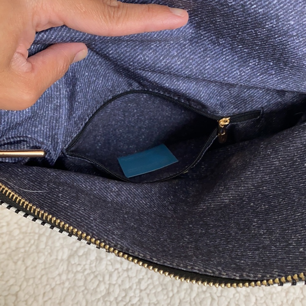 *NWOT* Urban Expressions Pinstripe Crossbody Bag - Picture 12 of 16